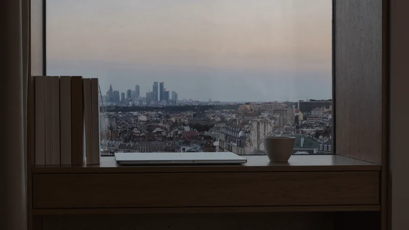 Lernnische am Fenster mit Notizbüchern und Blick auf Zürcher Dächer im Abendlicht